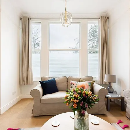 Heart Of Ealing Apartment With Garden